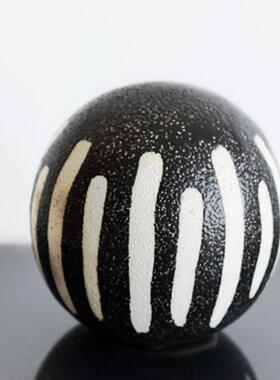 北欧轻奢黑白条纹陶制小球装饰摆件茶几角几创意桌面软装陈设品