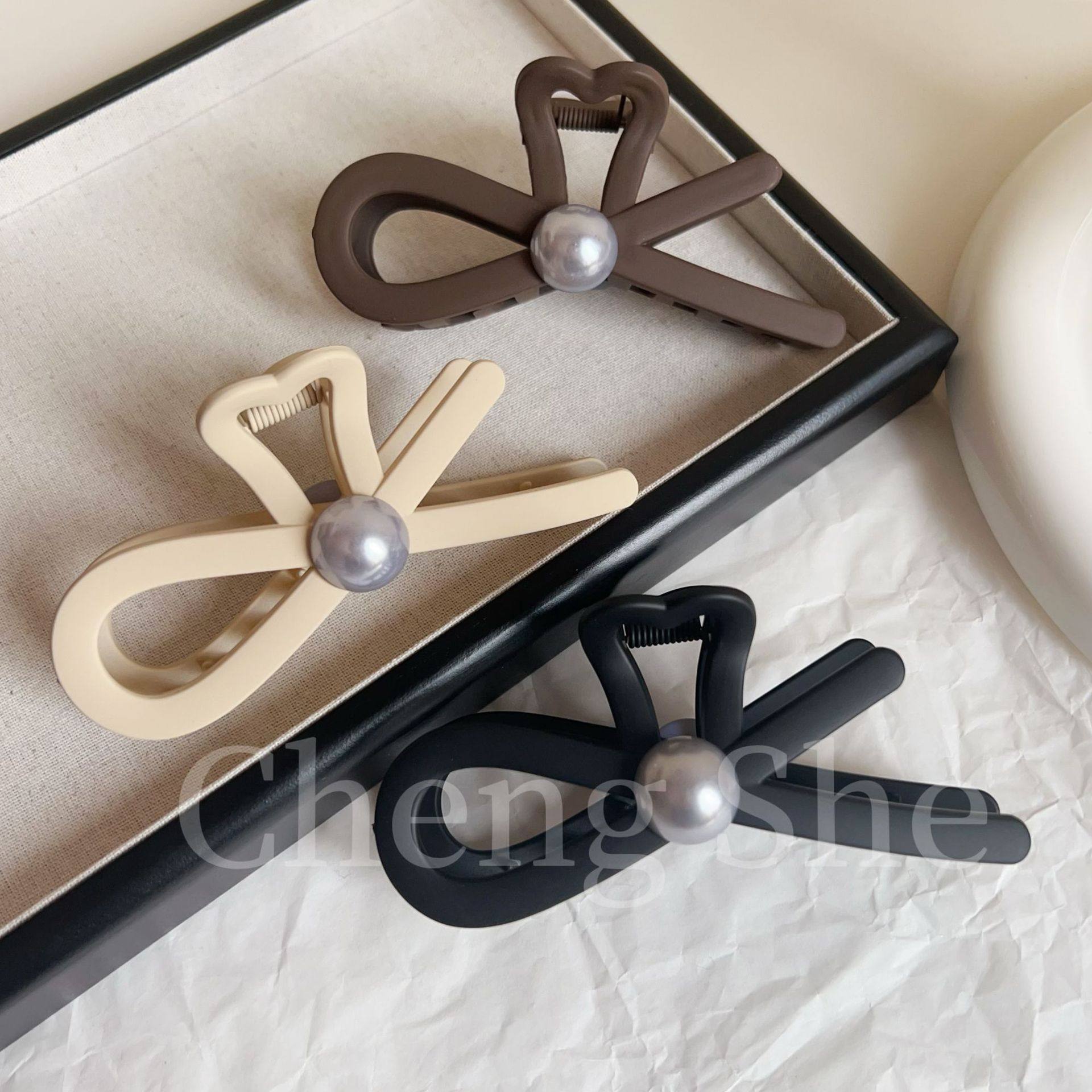 感珍珠抓夹女2024新款大号发夹后脑勺盘发发卡鲨鱼夹夹子头饰,淘宝优惠券,粉丝福利购,淘宝优惠卷