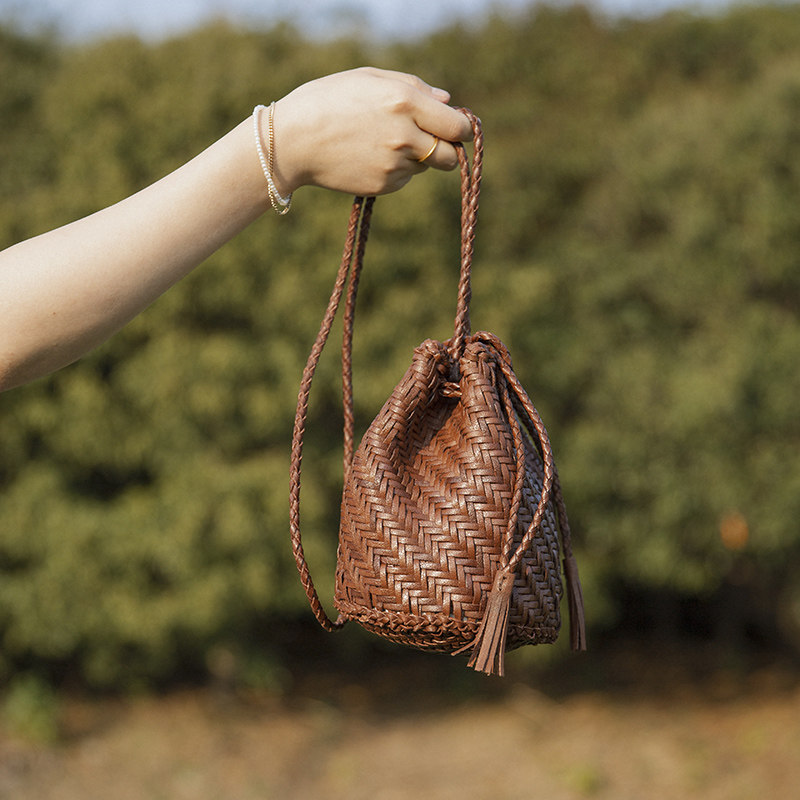 法式迷你真皮水桶包女高级感手工编织包夏季小包包小众单肩斜挎包,淘宝优惠券,粉丝福利购,淘宝优惠卷