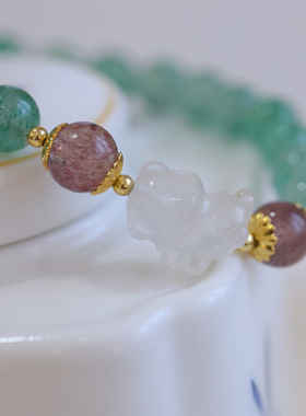 天然绿草莓晶玉髓玛瑙天使小熊手