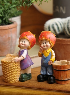 卡通复古草莓头娃娃笔筒摆件礼物