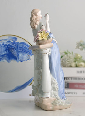 现代欧式家居优雅赏花人物装饰品客厅酒柜摆件陶瓷工艺品生日礼物