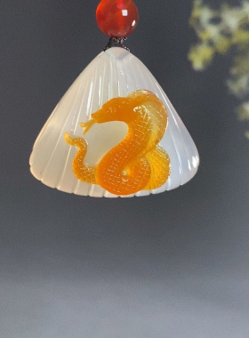 纯天然玛瑙俏色巧雕蛇生肖蛇贝壳吊坠手工雕刻男女款掌上明珠挂件