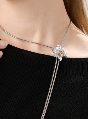 LA DECORATION天鹅绒拉丝花朵抽拉长项链皮绳优雅气质款精致感