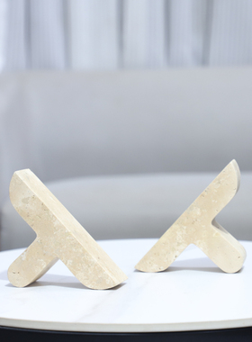 天然黄洞石人字形书档书立摆件