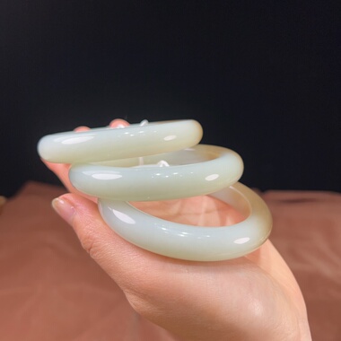 和田玉糖白油润老料手镯泥鳅背，圈口56.7-58.7、12.5×10.3、70g