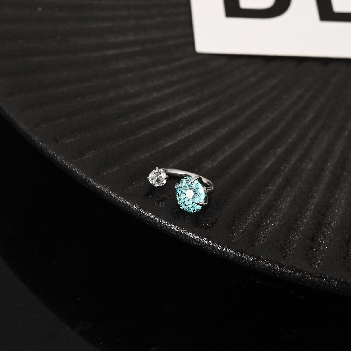 「星云之泪」蓝色超闪马蹄环耳钉女粉色精致耳骨钉甜酷高级感耳饰 - 图3