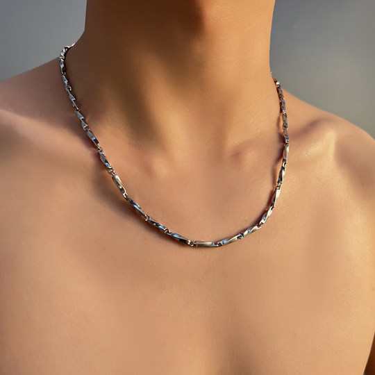 Men's fashionable Möbius ring titanium steel necklace can be worn in the bath