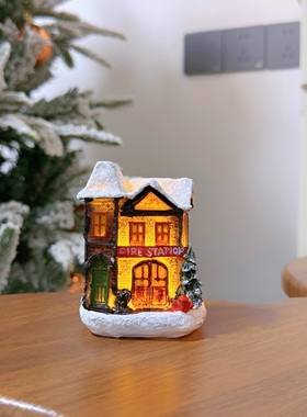 雪景小屋。圣诞装饰品树脂圣诞小房子微景观发光房子摆件圣诞礼物