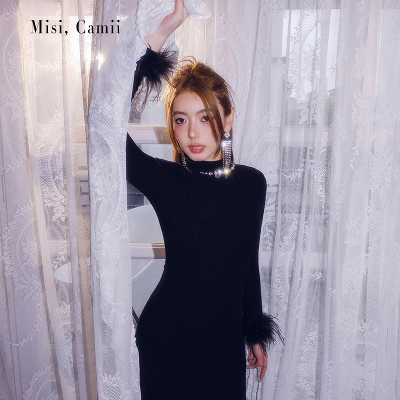 Misi.Camii早秋新款设计师品牌名媛风时尚感钻饰羽毛袖针织连衣裙
