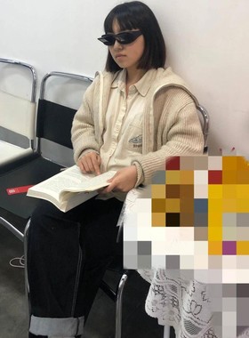 懒人眼镜折射躺着玩手机