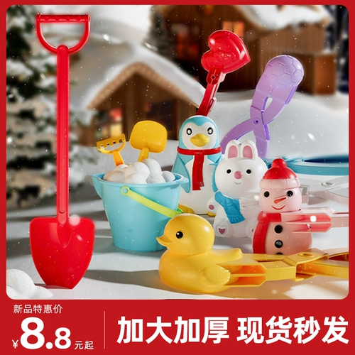 Толстые дети, играющие снежные инструменты снежного ящика, чтобы играть снежным клипам под снежным клипом под снежным, снежным снеговиком, снеговиком, чтобы бороться с снегом снежного битвы