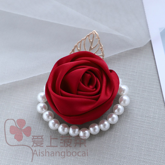 Wrist flower falls in love with spinach bride bridesmaid group sister group