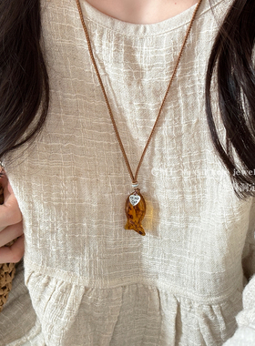 咖色小鱼吊坠毛衣项链女士复古气质高级感配饰小众简约百搭卫衣链