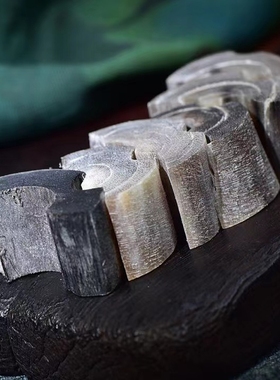 天然披毛犀碎料鱼籽纹摆件文玩