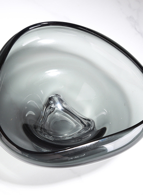 现代轻奢烟灰色三角形果盘客厅茶几摆件样板间软装桌面收纳盘