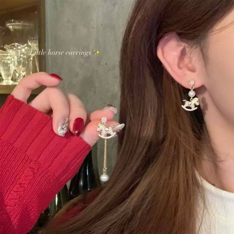 新年巨好看耳饰爆闪满锆金色小马珍珠吊坠耳钉女轻奢高级感耳环,淘宝优惠券,粉丝福利购,淘宝优惠卷