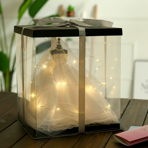 Свадебная модель, чтобы дать подругам изысканный подарок на день рождения девушки, девочки практикуют, ощущение творчества особенно значимо