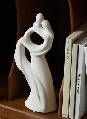 北欧简约陶瓷情侣人物装饰摆件客厅酒柜家居饰品情人节新婚礼物