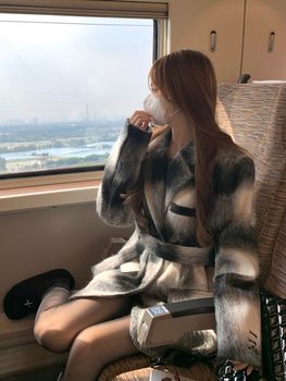 ເສື້ອຄຸມຂົນສັດແບບ Xiaoxiang ເດັກຍິງທີ່ອຸດົມສົມບູນສໍາລັບແມ່ຍິງດູໃບໄມ້ລົ່ນແລະລະດູຫນາວຫນາທີ່ມີແອວຍາວກາງ, ເສື້ອກັນຫນາວສູງ plaid suit coat