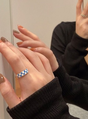 小众设计黑白棋盘格纹戒指女博主