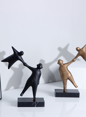 北欧简约电视柜牵手人物装饰摆件