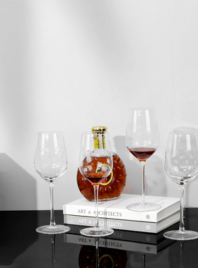 轻奢风餐厅高脚玻璃红酒杯