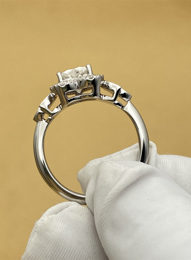 金功良匠心依莫桑钻戒指