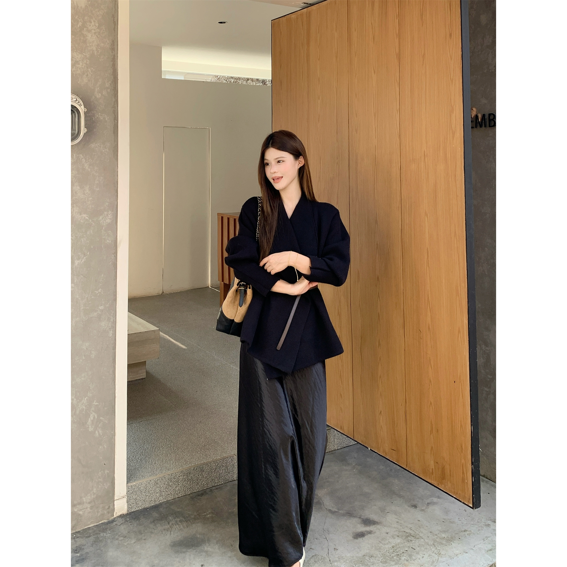 实拍 2025新款高级感收腰气质针织毛衣外套女送腰带半身裙两件套 - 图0