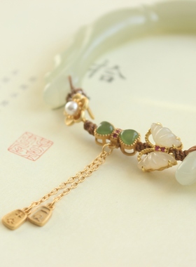 天然晴水和田玉手镯女雕刻竹节龙