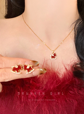 马到福来 新年红色小马锁骨链女秋冬气质毛衣链配饰马上有钱项链