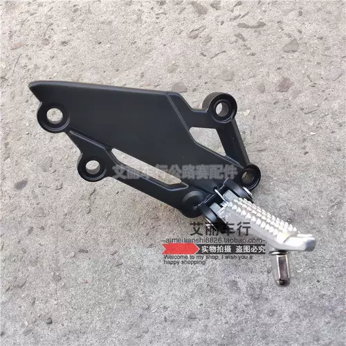 Электрический маленький ниндзя лежать на ногах -ударах.