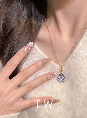 T.W ins新款轻奢通体925银镀22K金气质百搭扇形贝壳镶钻黑金吊坠