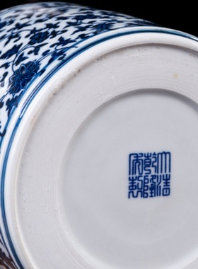 青花缠枝莲中式陶瓷笔筒