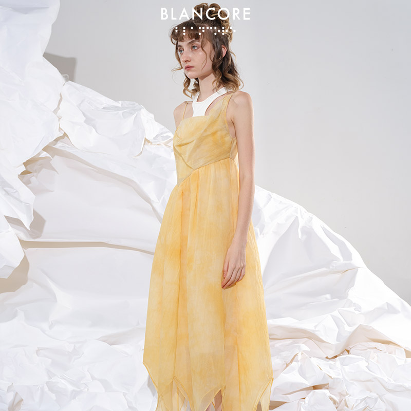 【设计师品牌BLANCORE】春季新款不规则度假风吊带连衣裙两件套-图2