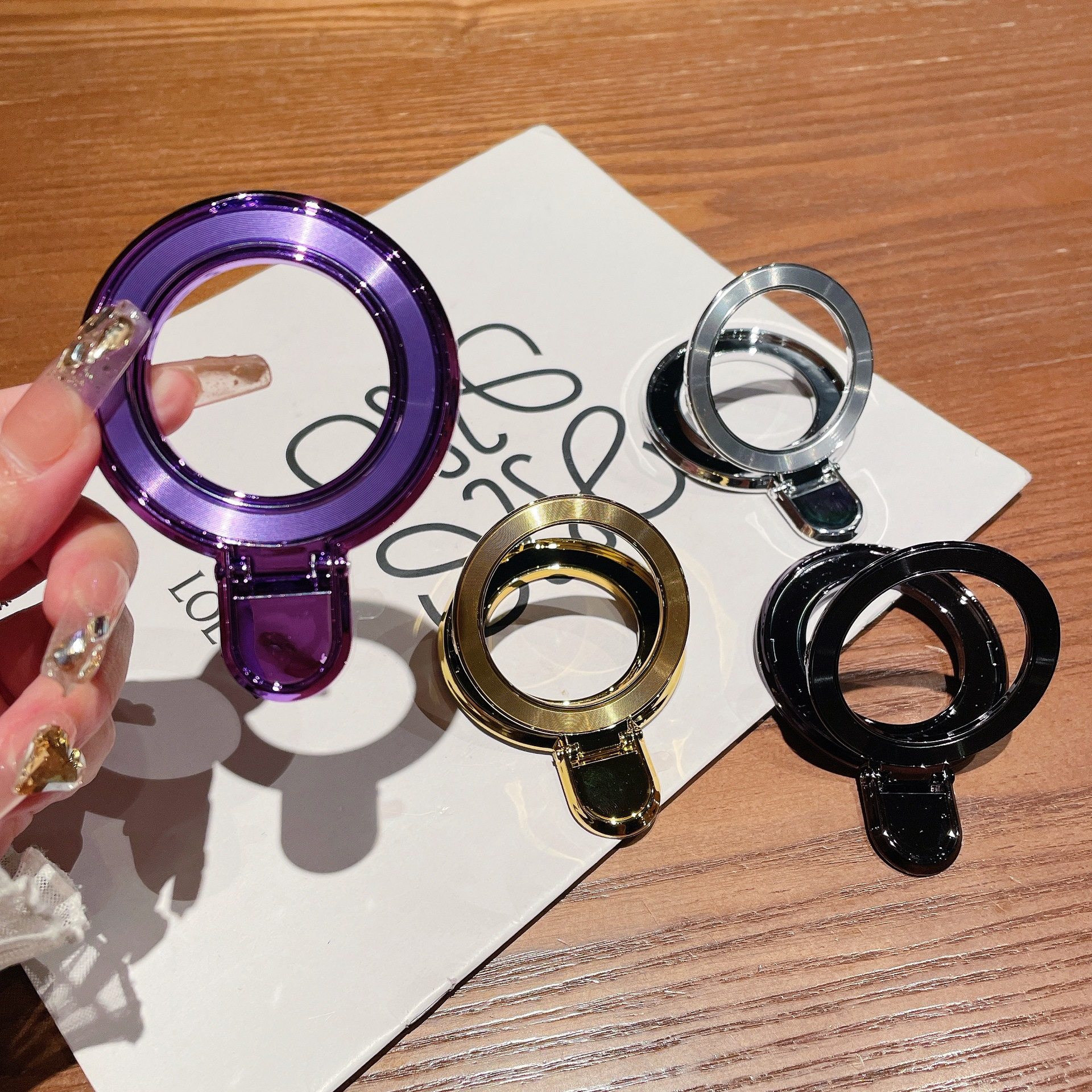 镂空背贴粘贴式支架支持磁吸充电桌面追剧指环扣折叠纯色 便捷式,淘宝优惠券,粉丝福利购,淘宝优惠卷