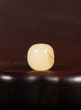 新疆和田玉籽料老型珠红皮珠子