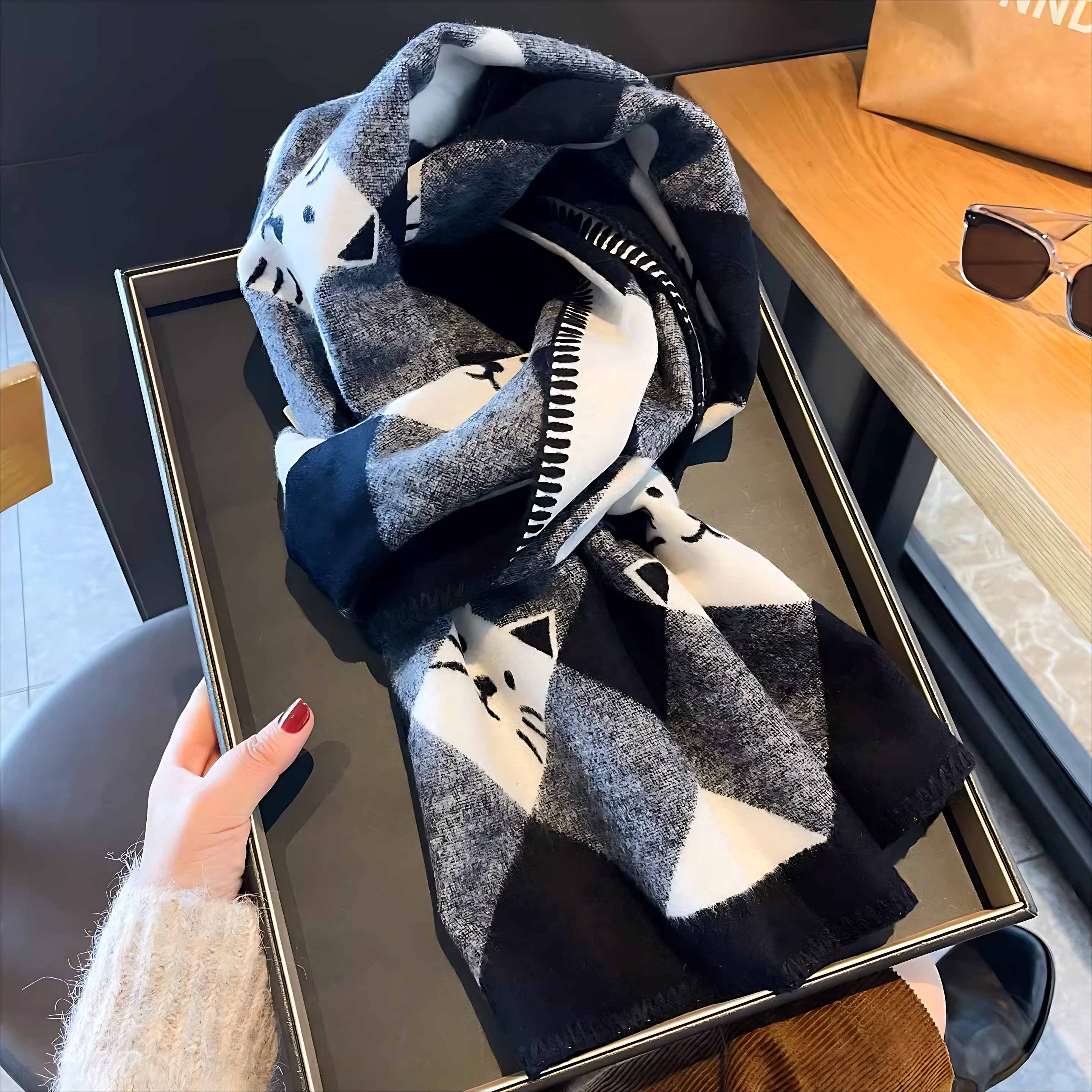 含20绵羊毛高级咖双面猫咪格纹仿羊绒围巾女秋冬保暖披肩两用围脖,淘宝优惠券,粉丝福利购,淘宝优惠卷