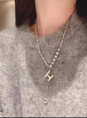 满钻字母h钛钢项链女新款潮轻奢感小众设计感百搭毛衣链配饰