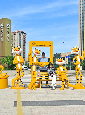 卡通老虎粉红豹雕塑大型摆件网红打卡奶茶店铺门口落地装饰吸引人
