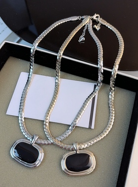2026早春新款黑色方块粗蛇骨项链女百搭方形吊坠毛衣链