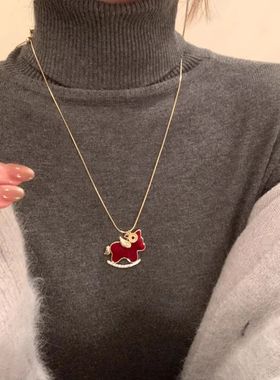 马上好运!红色丝绒小马项链女款本命年高级感毛衣链小众设计配饰