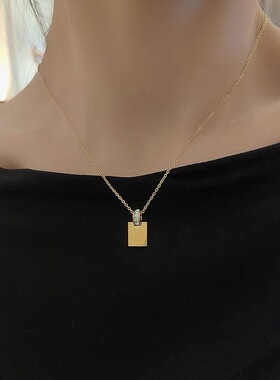 英国Chrry Koop韩国新款钛钢字母方牌项链女镶钻精致锆石气质