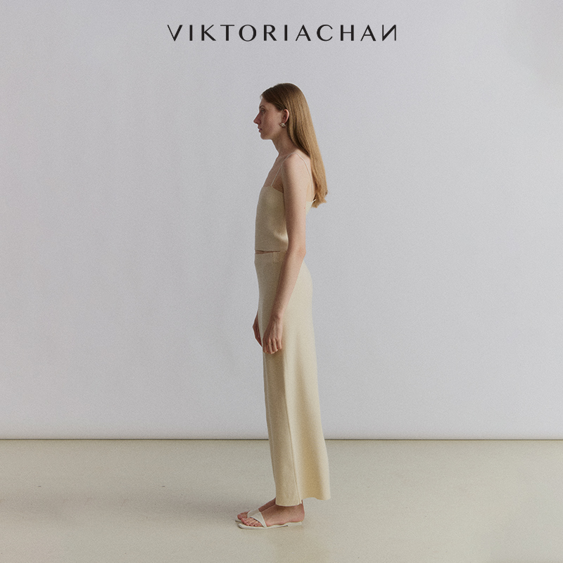 VIKTORIACHAN24SS春夏成衣系列 一字领细肩带针织背心上衣 - 图0