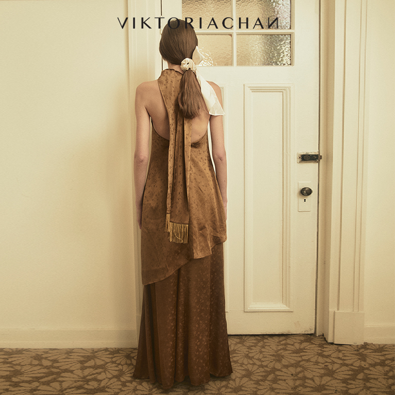 VIKTORIACHAN假日胶囊系列新品 暗纹提花松紧腰大裙摆半身裙 - 图1