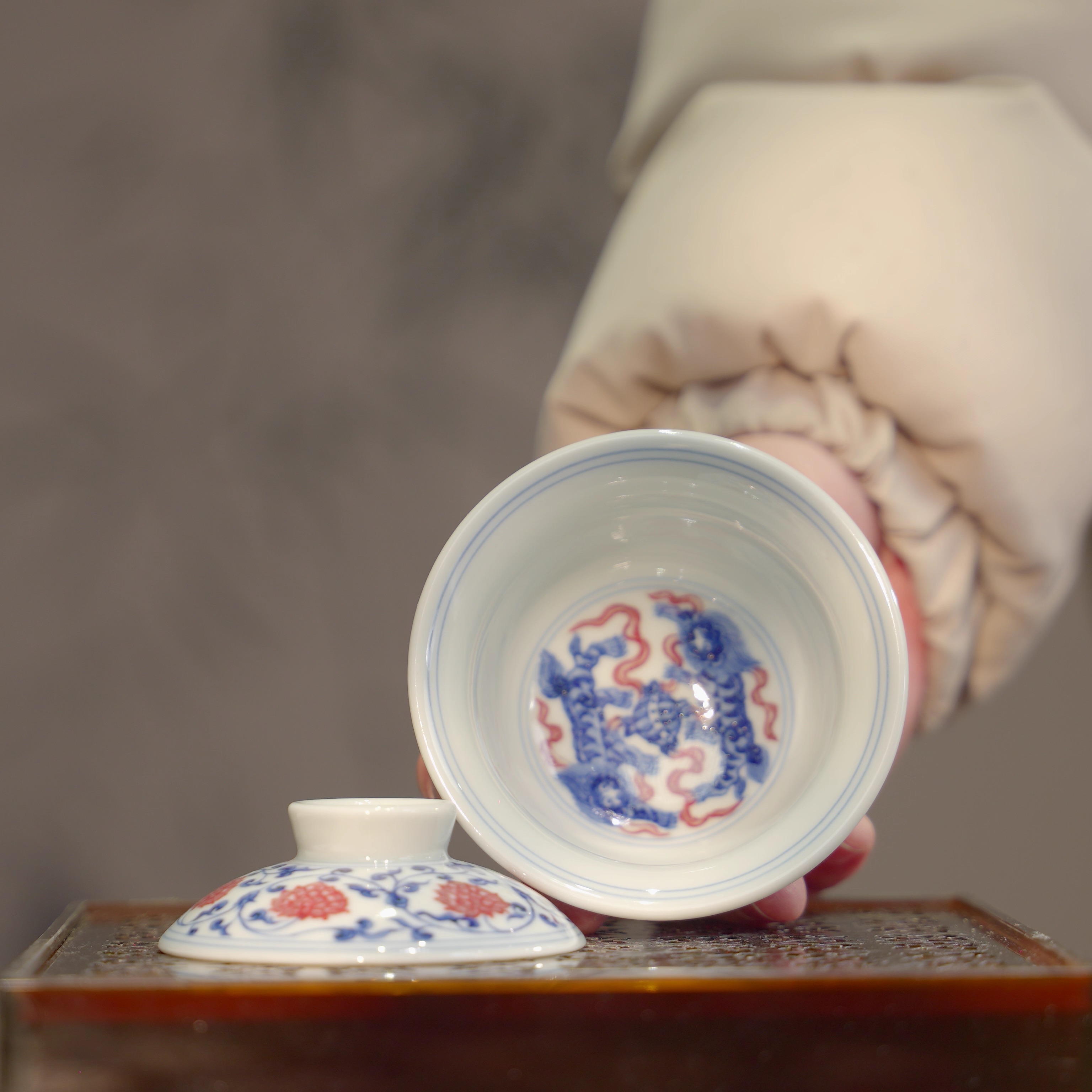 逸古堂 | 缠枝莲釉里红元宝盖碗 130ML 景德镇陶瓷纯手工茶杯茶具 - 图1