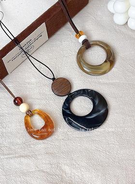 咖色圆形编织绳项链复古长款毛衣