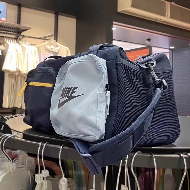 ກະເປົາແບນເນມຂະໜາດໃຫຍ່ຂອງ Nike