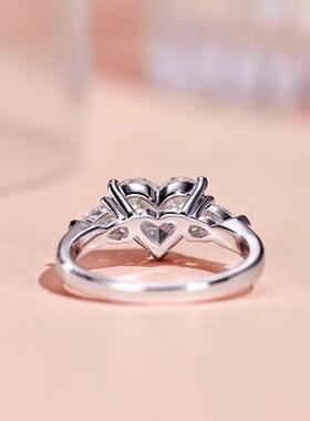 银镀18k金轻奢经典爱心三石戒指