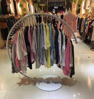 Iron arc-shaped rack floor-standing clothes store shelf type clothes rack shopping mall display rack clothes rack